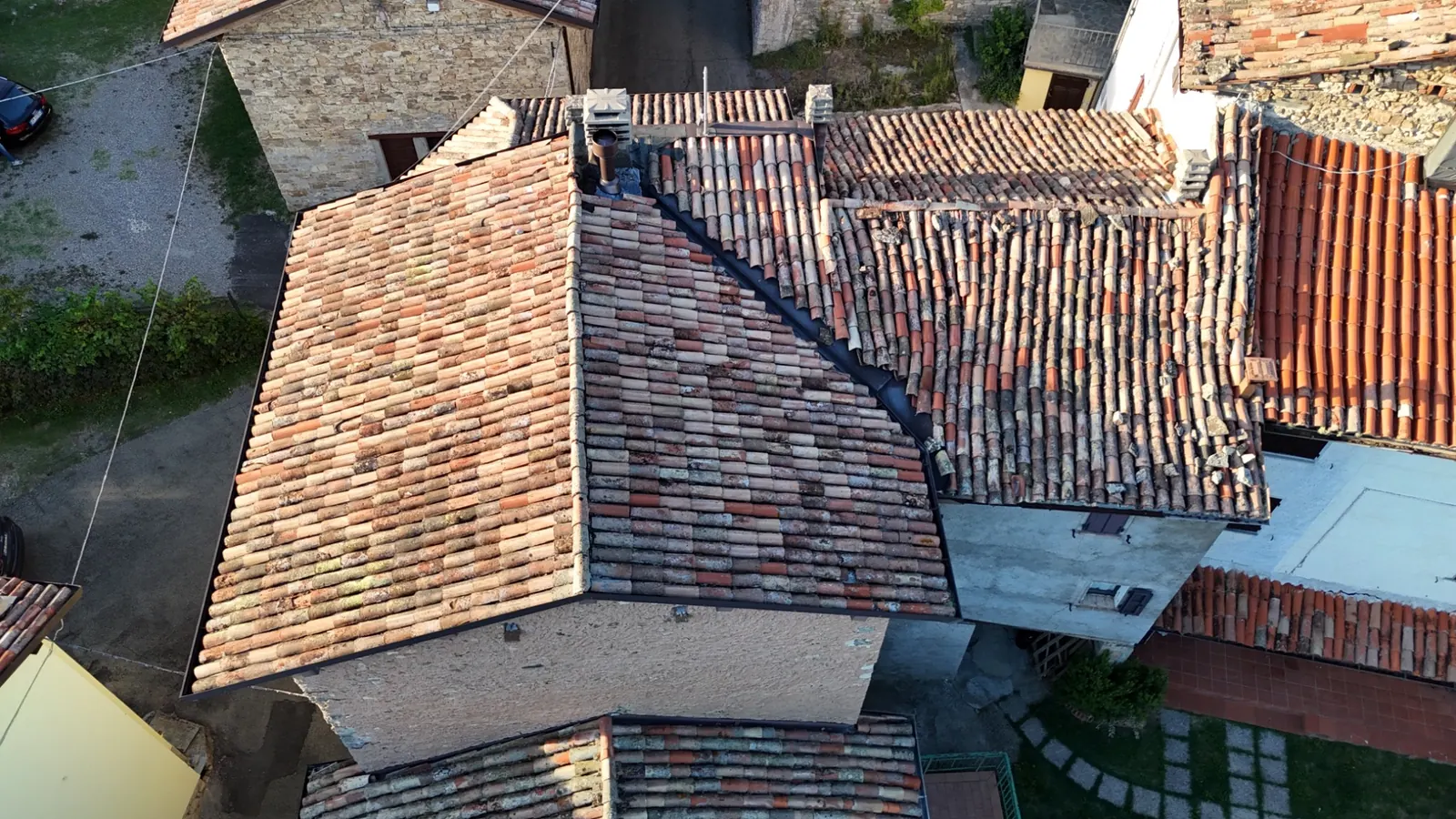 Vista aerea reale di una copertura con elementi di degrado visibile