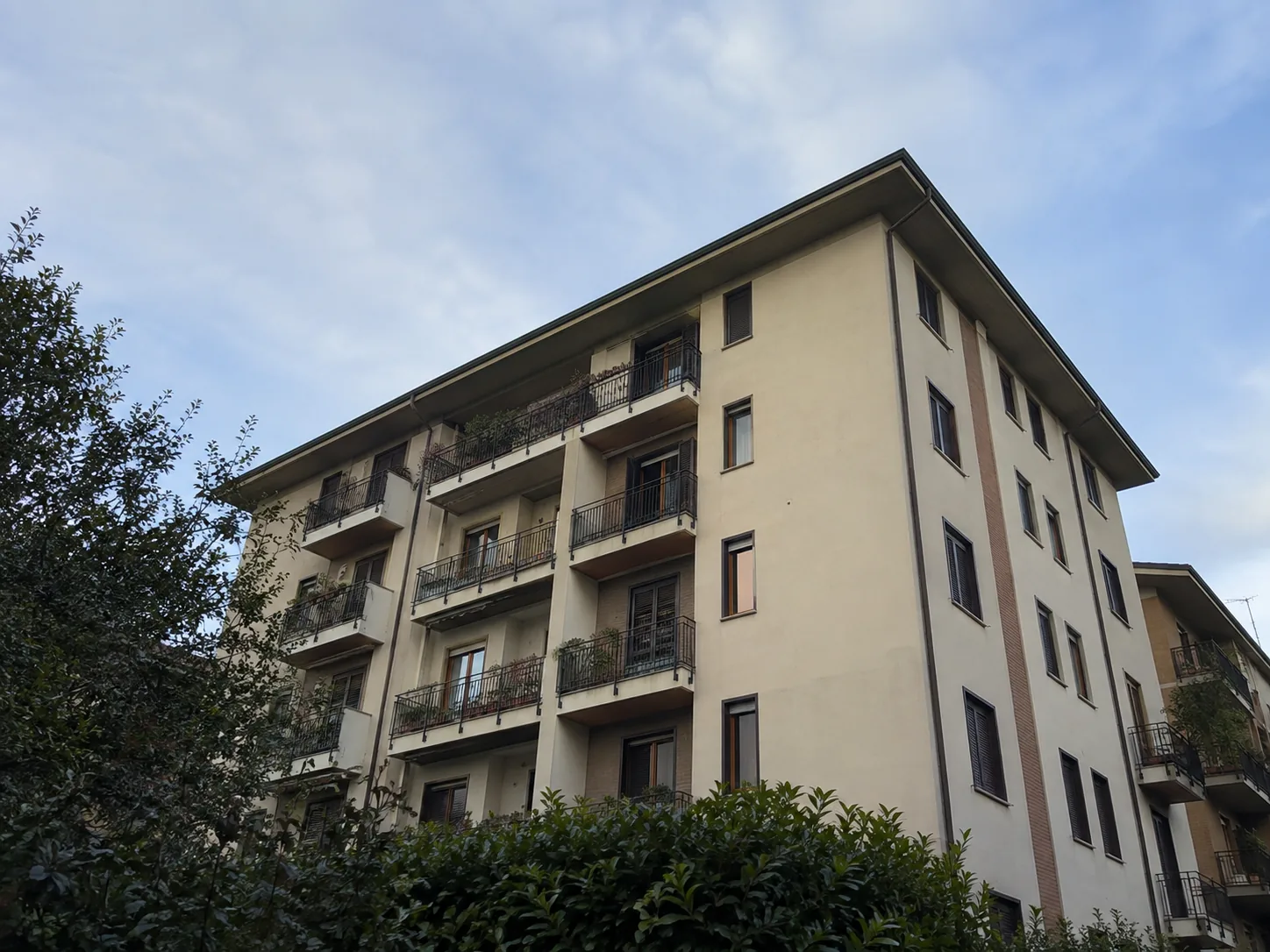 Condominio osservato da terra: la copertura risulta lontana e poco leggibile