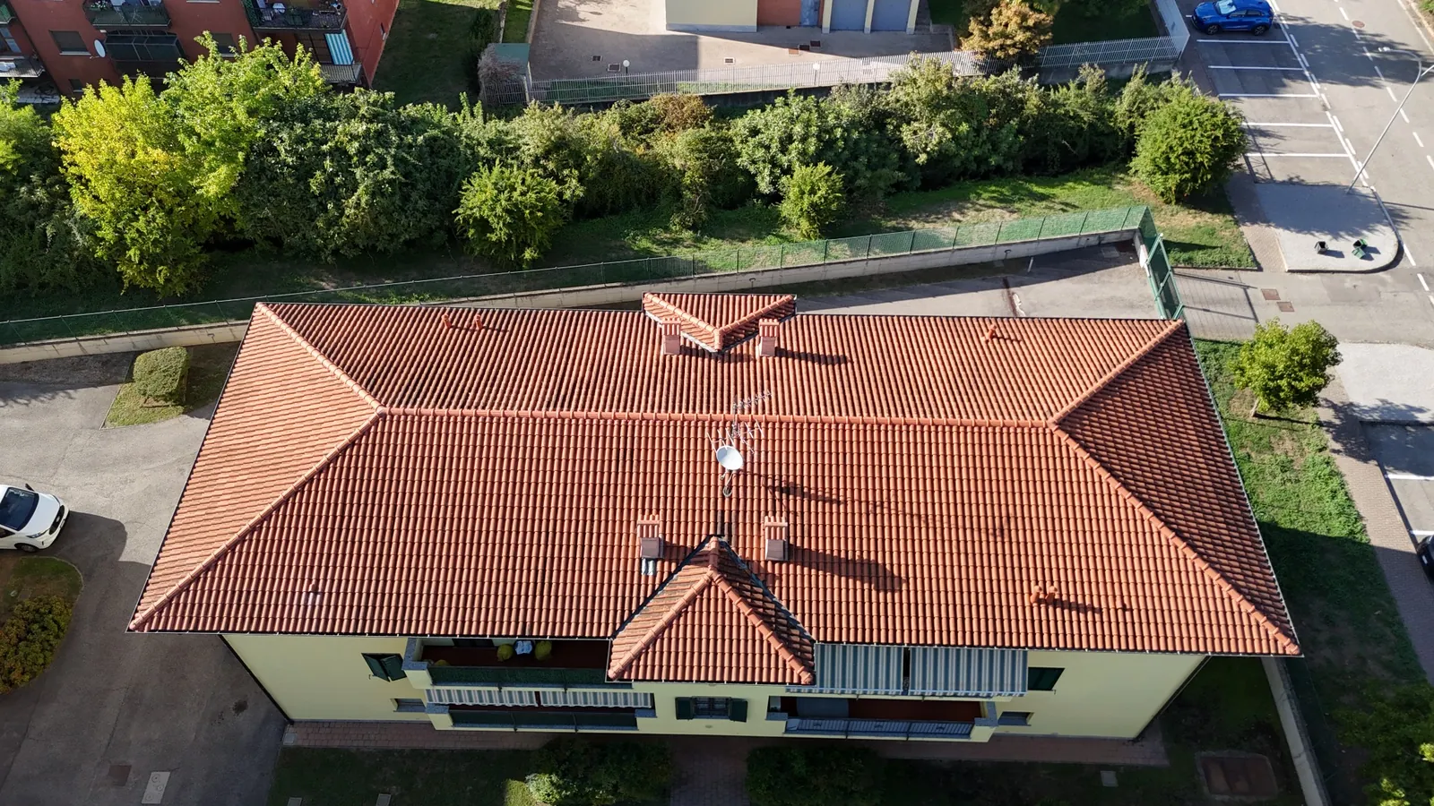 Copertura in tegole osservata con drone